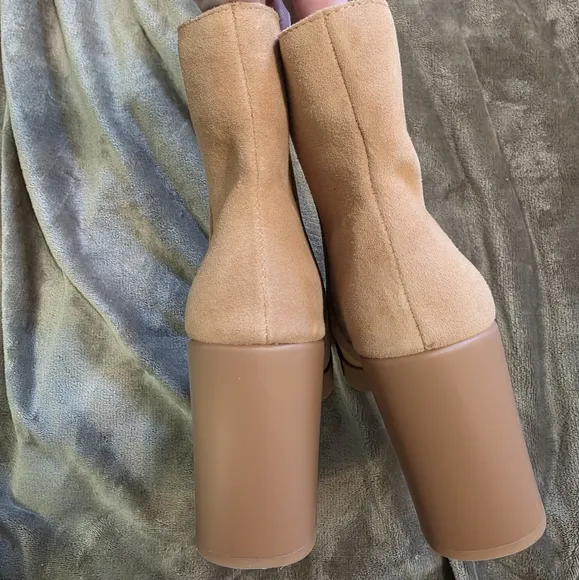 🆕️ Naturalizer Genn-Reach Suede Boots