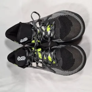 💚 Nike Kyrie Flytrap V Black White Basketball Shoes Size 9  Mens  CZ4100-002 N
