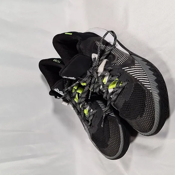 💚 Nike Kyrie Flytrap V Black White Basketball Shoes Size 9  Mens  CZ4100-002 N