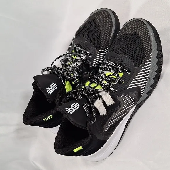 💚 Nike Kyrie Flytrap V Black White Basketball Shoes Size 9  Mens  CZ4100-002 N