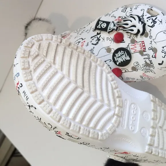 ♥️ Pre-Loved Cruella II Clog By Crocs