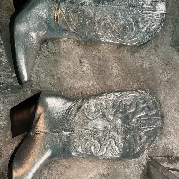 🔥 🔥 Steve Madden Silver Cowboy Boots brand new