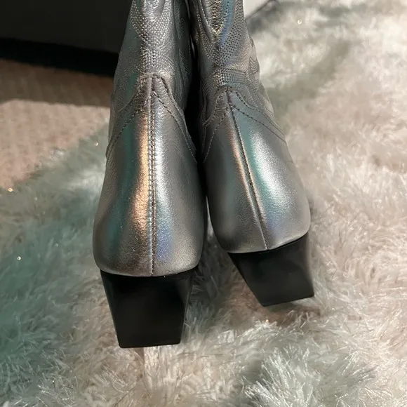 🔥 🔥 Steve Madden Silver Cowboy Boots brand new