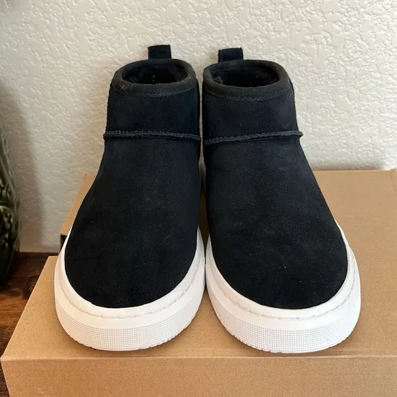 🆕 UGG Black Alameda mini Boot, black
