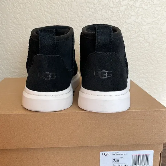 🆕 UGG Black Alameda mini Boot, black