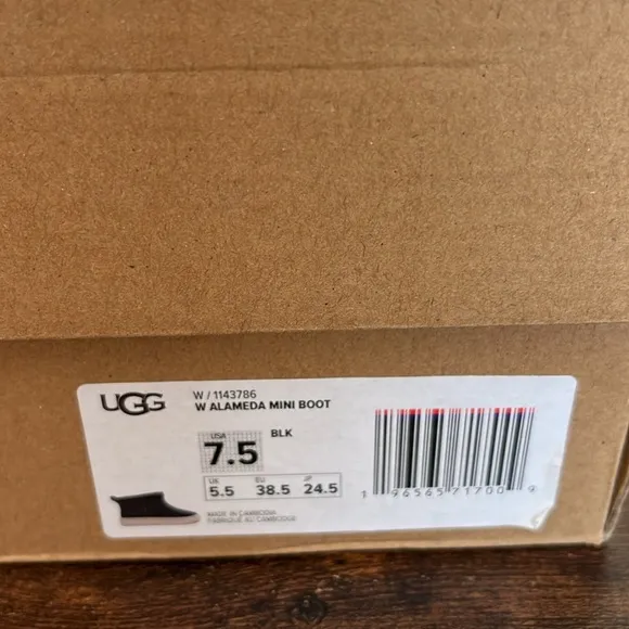🆕 UGG Black Alameda mini Boot, black