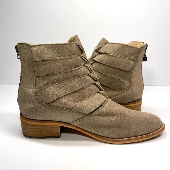 A Rider Girl Suede Ankle Boots Women’s Size 6 Taupe
