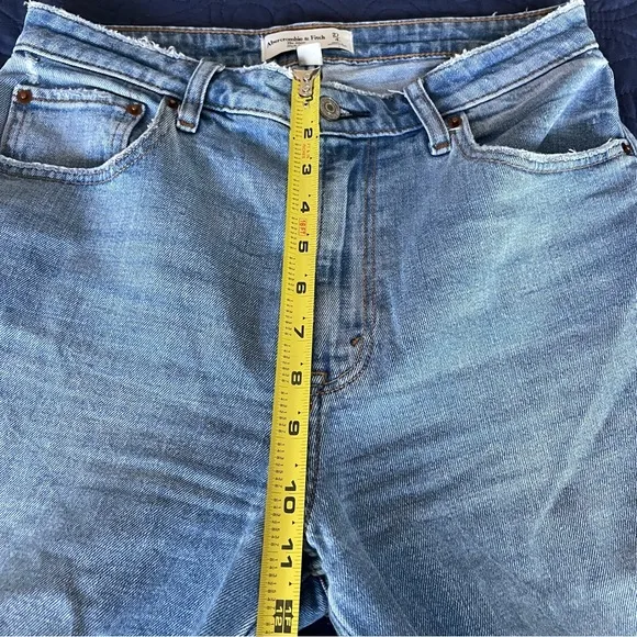 Abercrombie &amp; Fitch Curve Love High Rise Mom Jean in medium wash blue sz 27 / 4