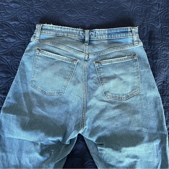 Abercrombie &amp; Fitch Curve Love High Rise Mom Jean in medium wash blue sz 27 / 4