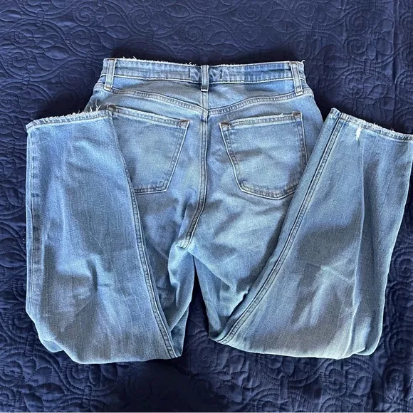 Abercrombie &amp; Fitch Curve Love High Rise Mom Jean in medium wash blue sz 27 / 4