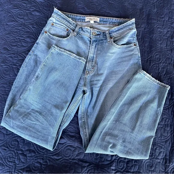 Abercrombie &amp; Fitch Curve Love High Rise Mom Jean in medium wash blue sz 27 / 4