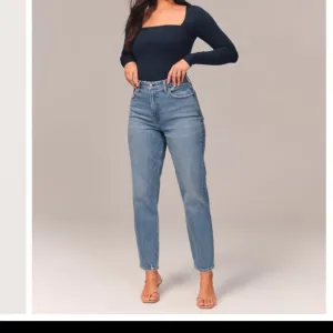Abercrombie &amp; Fitch Curve Love High Rise Mom Jean in medium wash blue sz 27 / 4