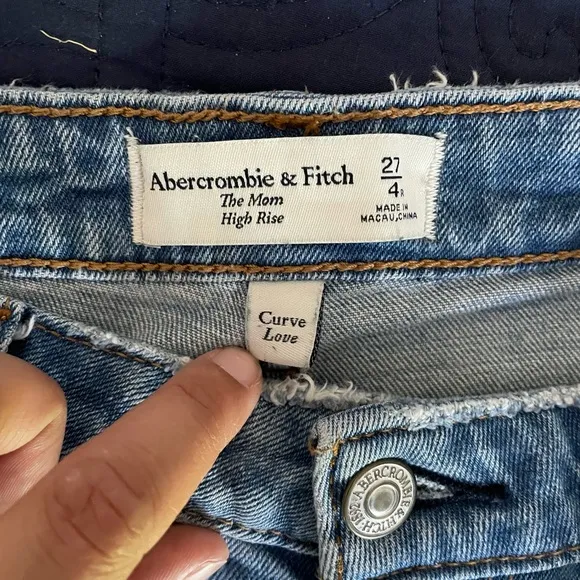 Abercrombie &amp; Fitch Curve Love High Rise Mom Jean in medium wash blue sz 27 / 4