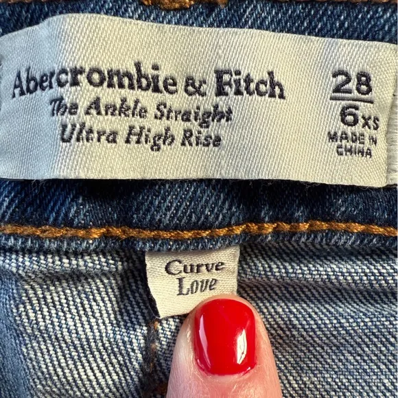 Abercrombie Curve Love Ultra High Rise Ankle Straight Jean Size 28 Short NWT