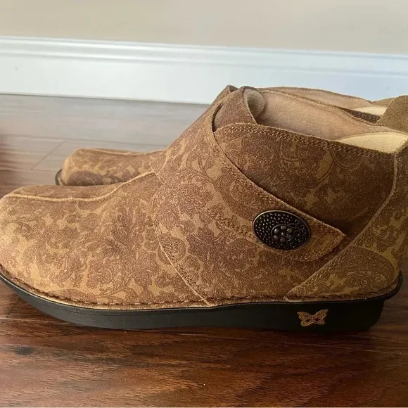 Algeria PGLite Cairo Brown Suede Boots. Euro size 42, US size 11.