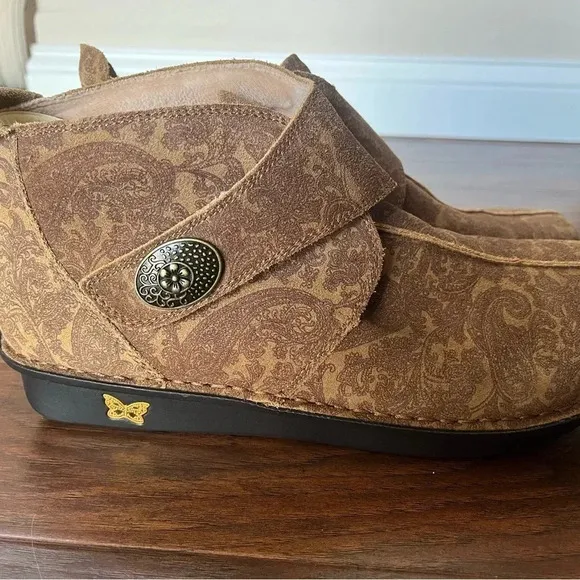 Algeria PGLite Cairo Brown Suede Boots. Euro size 42, US size 11.