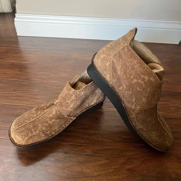 Algeria PGLite Cairo Brown Suede Boots. Euro size 42, US size 11.