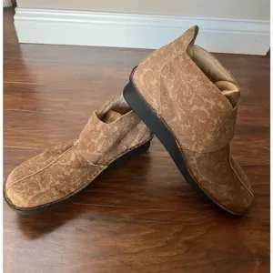 Algeria PGLite Cairo Brown Suede Boots. Euro size 42, US size 11.