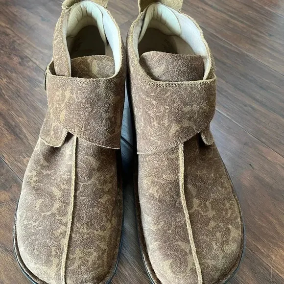 Algeria PGLite Cairo Brown Suede Boots. Euro size 42, US size 11.