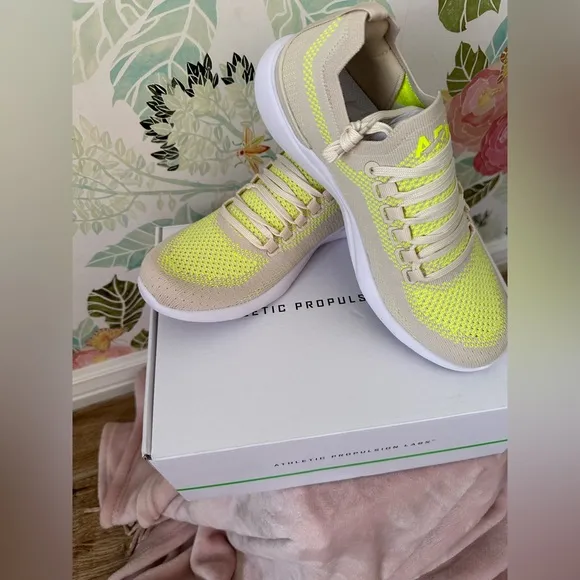 APL Women's Athletic Shoes Techloom Breeze in Beach/Energy/White Size 8.5 NIB
