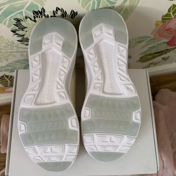 APL Women's Athletic Shoes Techloom Breeze in Beach/Energy/White Size 8.5 NIB