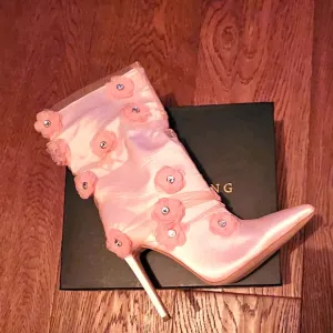 Azalea Wang Acacia 3D Floral Heeled Boots – Size 7.5 (Pink)