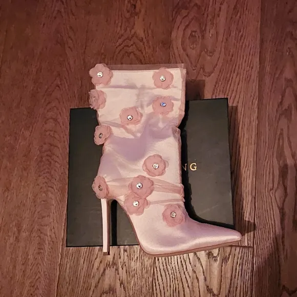 Azalea Wang Acacia 3D Floral Heeled Boots – Size 7.5 (Pink)