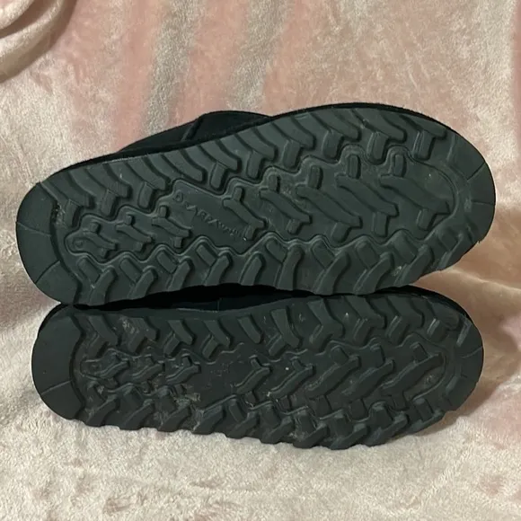 BearPaw Elle Short Suede Boots in Black size 8