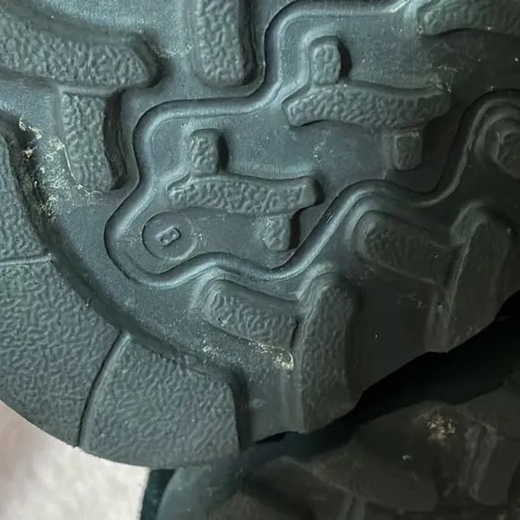 BearPaw Elle Short Suede Boots in Black size 8