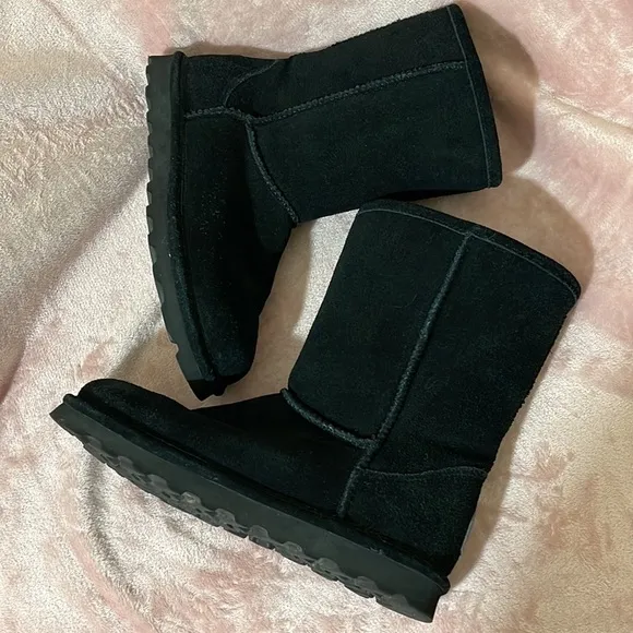BearPaw Elle Short Suede Boots in Black size 8