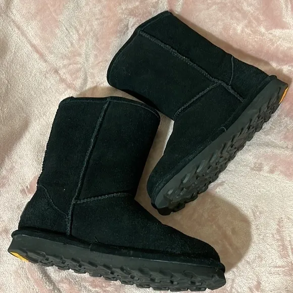 BearPaw Elle Short Suede Boots in Black size 8