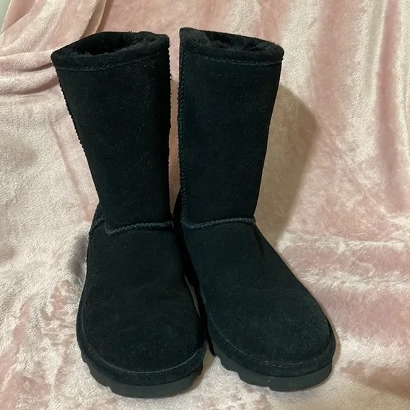 BearPaw Elle Short Suede Boots in Black size 8
