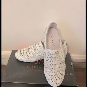 Bernie mev soft leather upper/ lining cushioned footbed slip on sneaker size 36