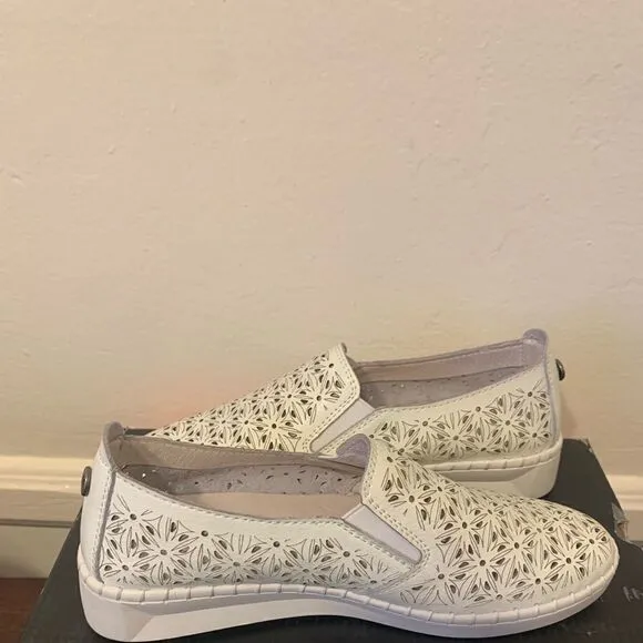 Bernie mev soft leather upper/ lining cushioned footbed slip on sneaker size 36
