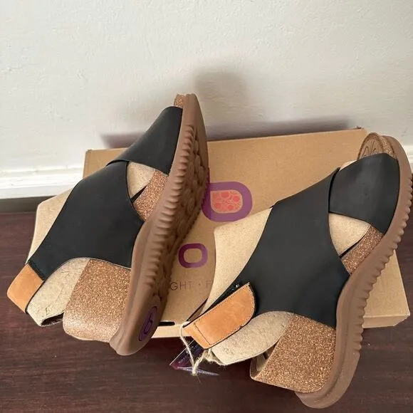 💥Bionica water resistant super comfy  wedge sandal size 8