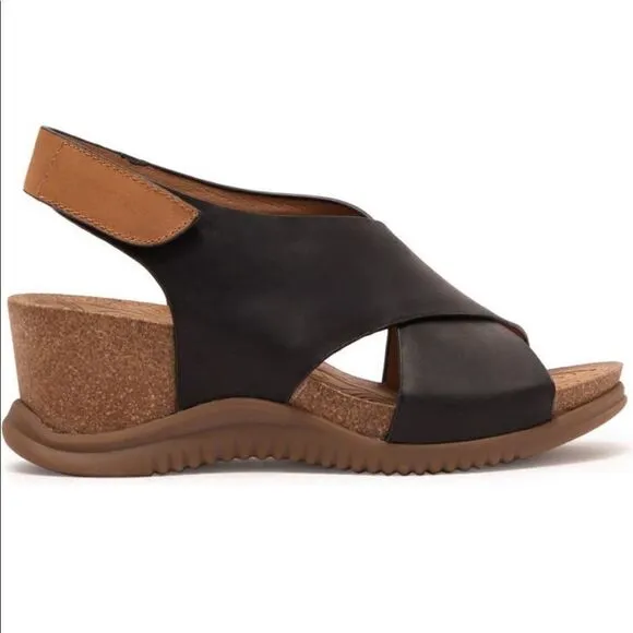 💥Bionica water resistant super comfy  wedge sandal size 8
