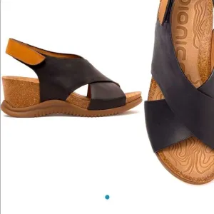 💥Bionica water resistant super comfy  wedge sandal size 8