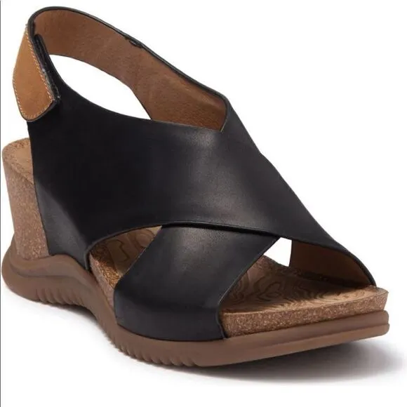 💥Bionica water resistant super comfy  wedge sandal size 8