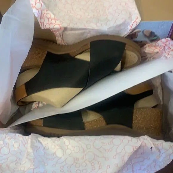 💥Bionica water resistant super comfy  wedge sandal size 8