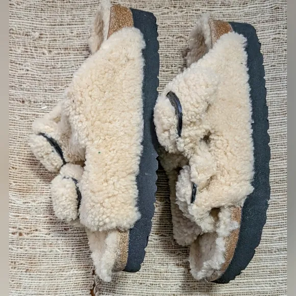 Birkenstock &quot;Papillio&quot; Arizona Big Buckle Shearling Sandal in Teddy Eggshell EUC