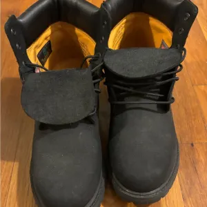 Black timberland boots (women’s)