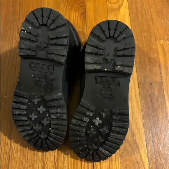 Black timberland boots (women’s)