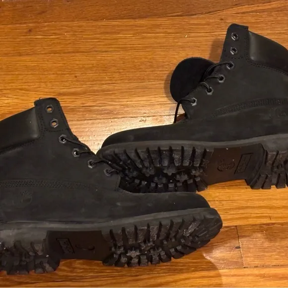 Black timberland boots (women’s)