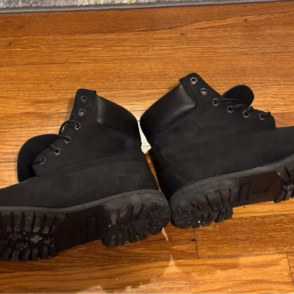 Black timberland boots (women’s)