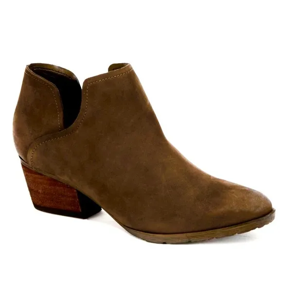 Blondo Victoria Suede Cutout Ankle Bootie 7.5