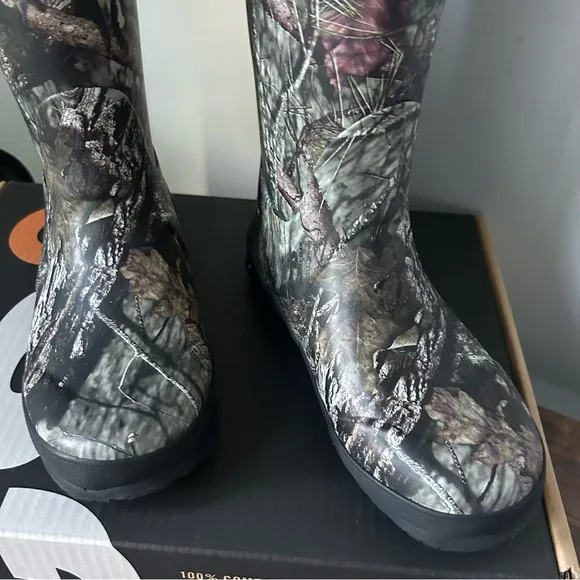 BOGS Bloom kids rubber boots plush lining with handle in mossy oaks size 4 NEW