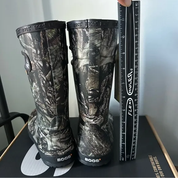 BOGS Bloom kids rubber boots plush lining with handle in mossy oaks size 4 NEW
