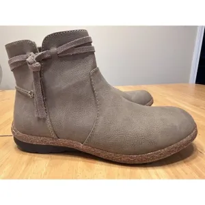 Born b.o.c. Addi Bootie size 7.5 Dark Taupe Ankle Zipper Comfort