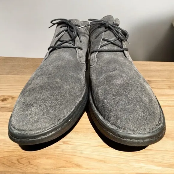 Born-Men’s size 11.5 “Seth” suede lace up boots in gray. Excellent preowned!