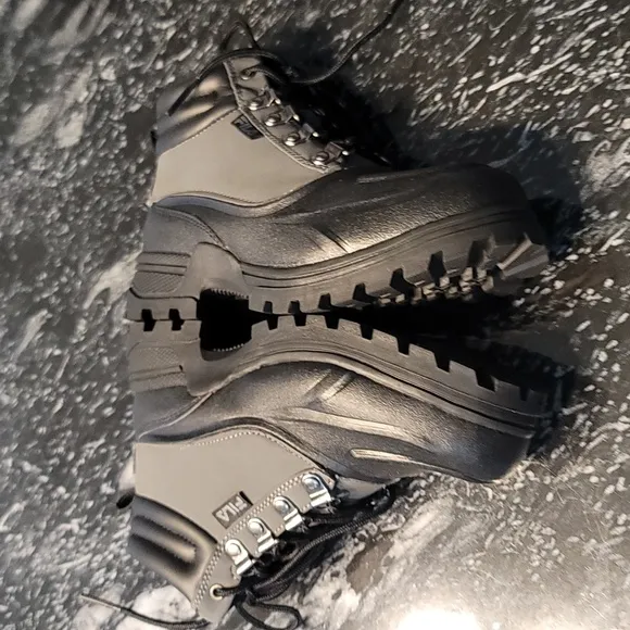 BRAND NEW FILA WEATHERED HIKING SHOE (LITTLE KID/BIG KID)